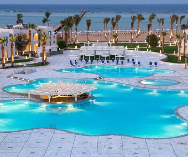 Casa Blue Resort Spa in Marsa Alam de zwembaden met het strand op de achtergrond