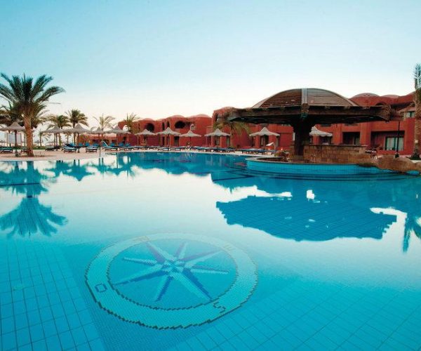 Hotelux Oriental Coast in Marsa Alam een van de zwembaden van het resort met de bar er naast