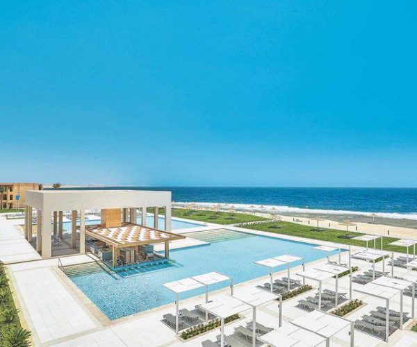 Jaz Maraya Resort in Marsa Alam de zwembaden van het resort met een restaurant er aan