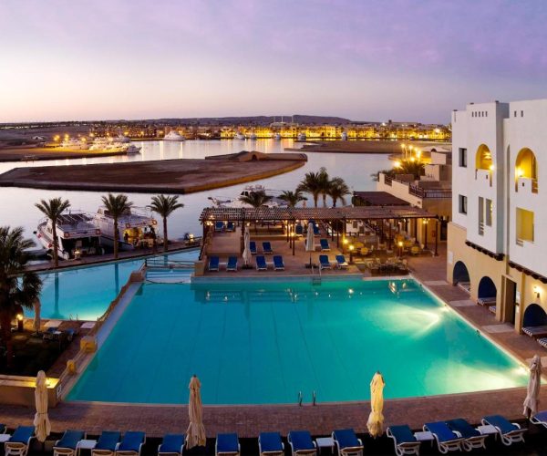 Marina Lodge in Port Ghalib het uitzicht op de baai van de stad