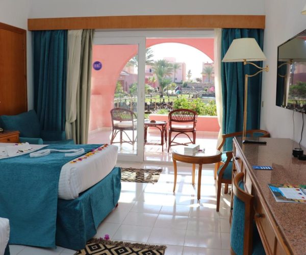 MG Alexander The Great Hotel in Marsa Alam een van de slaapkamers van het resort