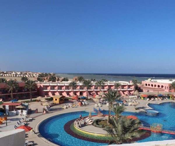 MG Alexander The Great Hotel in Marsa Alam de zwembaden met zee in de achtergrond