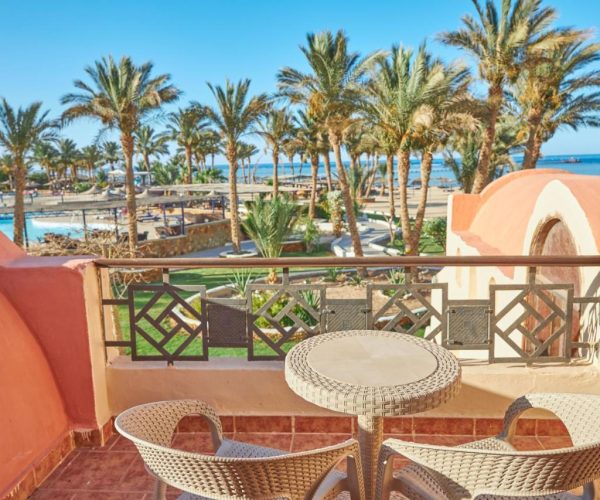 Protels Crystal Beach Resort in Marsa Alam balkon uitzicht op de oceaan
