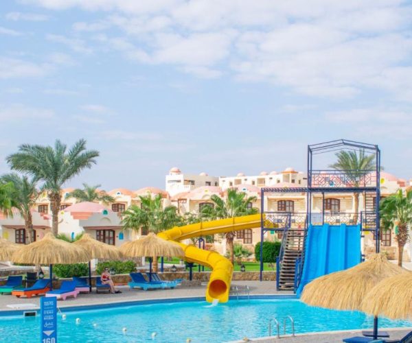 Protels Crystal Beach Resort in Marsa Alam de glijbanen van het resort
