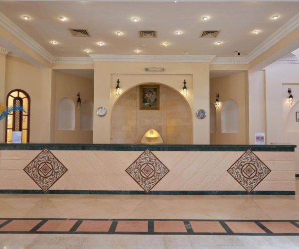 Protels Crystal Beach Resort in Marsa Alam bij de receptie