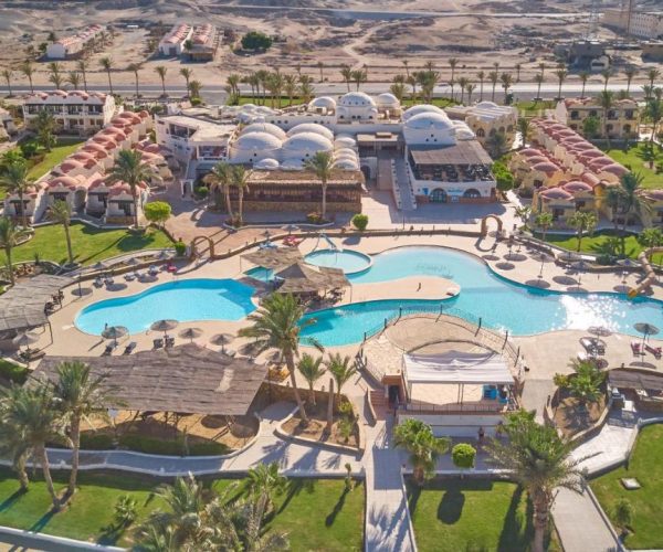 Protels Crystal Beach Resort in Marsa Alam droneview van het resort
