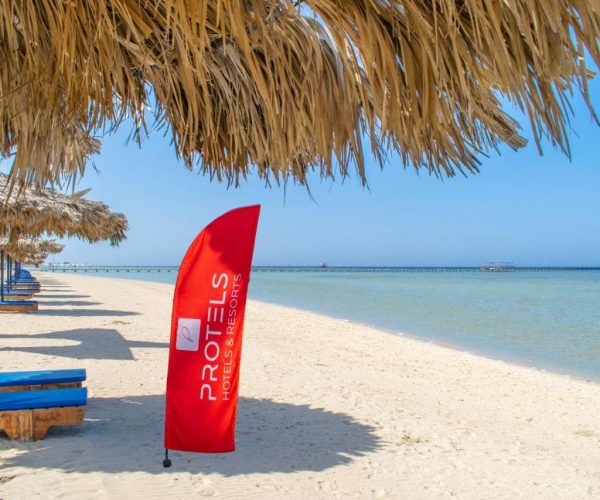 Protels Crystal Beach Resort in Marsa Alam het strand van het resort