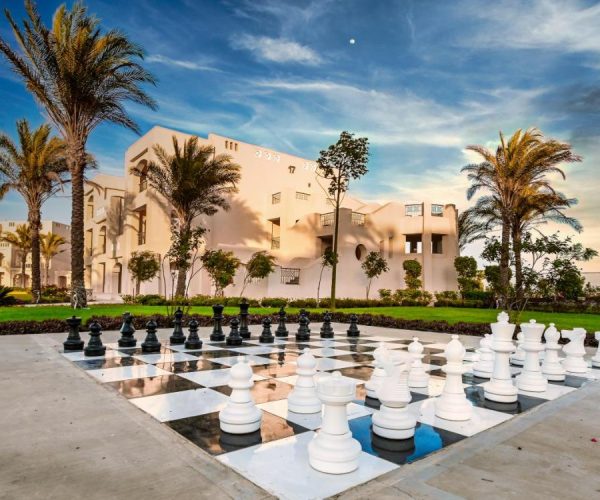 Sataya Resort in Marsa Alam met levensgroot schaakbord