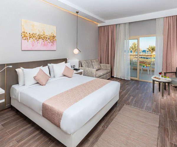 Sataya Resort in Marsa Alam de slaapkamer met zeezicht