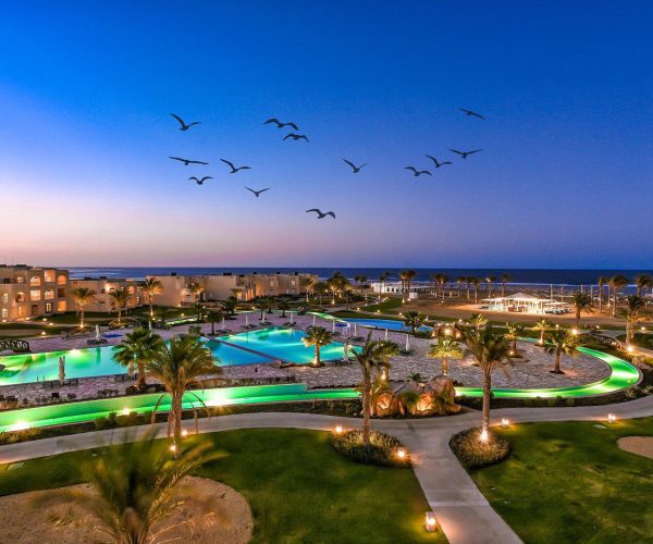 Sataya Resort in Marsa Alam het zwembad in de avond met led lights erbij