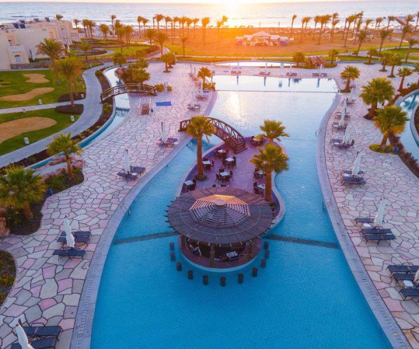 Sataya Resort in Marsa Alam het zwembad met een bar in het midden