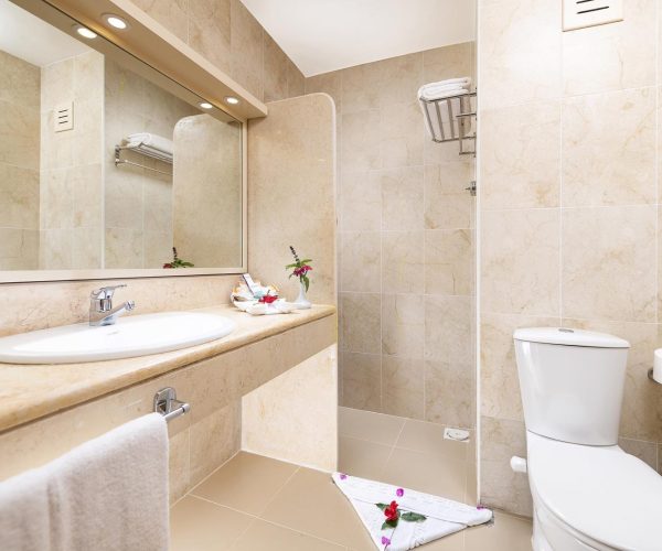 The Three Corners Fayrouz Plaza Beach Spa in Marsa Alam de badkamer van het resort