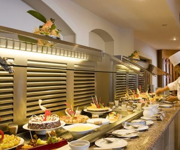 The Three Corners Fayrouz Plaza Beach Spa in Marsa Alam bij het buffet van het resort
