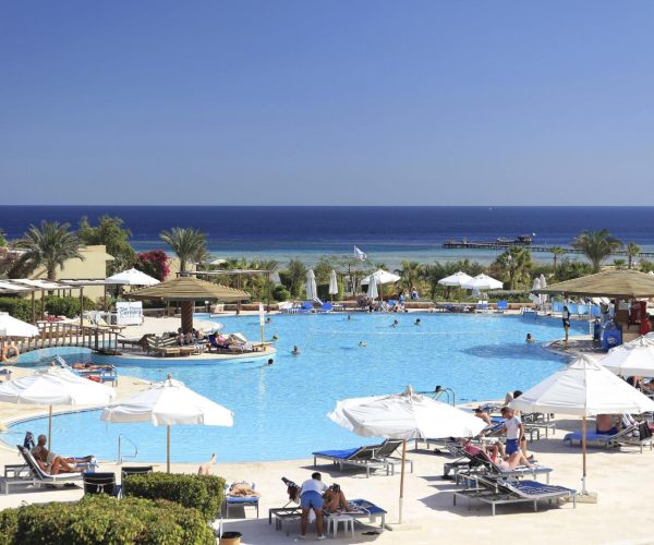 The Three Corners Fayrouz Plaza Beach Spa in Marsa Alam het zwembaden overzicht met zee op de achtergrond